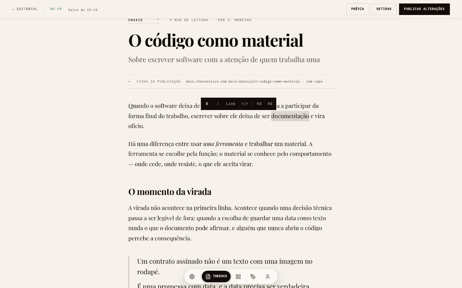 O editor do TheDocs: o título e o texto na mesma tipografia da página publicada, com uma palavra selecionada e o menu de formatação sobre ela; no alto, o estado “Salvo” e os botões de prévia e publicação.