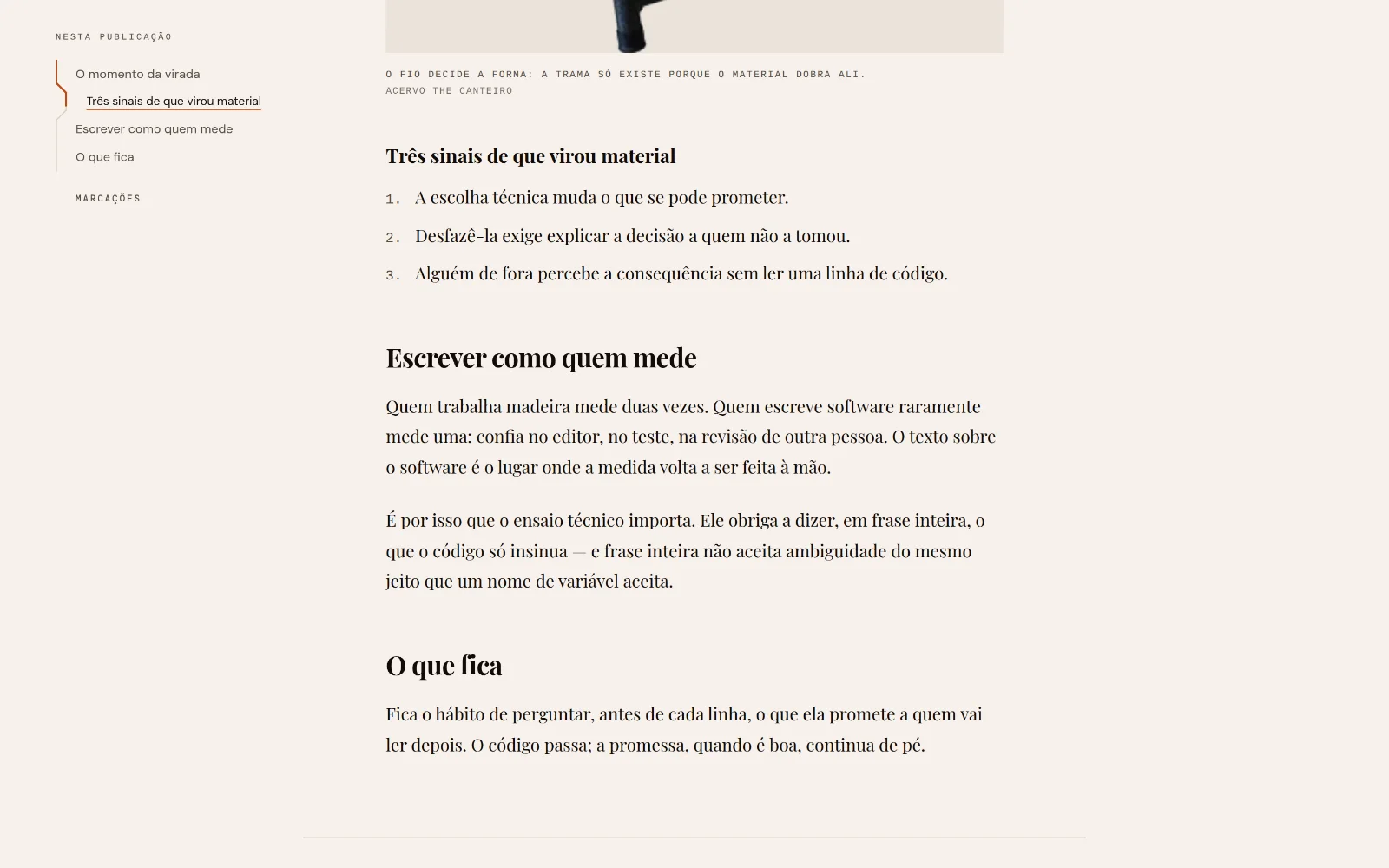 Leitura no computador: o sumário à esquerda, com a seção atual marcada por uma linha laranja, e o texto em coluna ao centro.